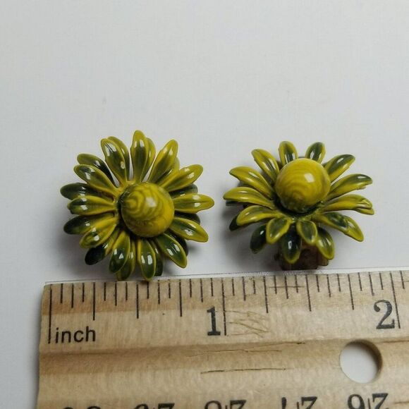 Vintage Yellow and Blue Enamel Daisy Clip On Earrings, Flower 60s 70s Style - Picture 4 of 6